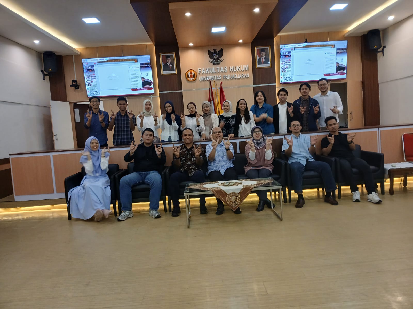 Workshop on research methods ; Reviewing abstract draft for jurnal article with Prof. Abu Bakar Munir (Ajunct Professor University of Malaya) @FH S3 UNPAD 16 April 2026